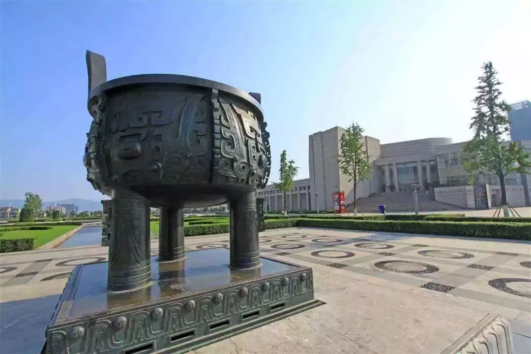 世纪广场上这座"世纪宝鼎",寓意"信用温州,一言九鼎",老百姓称它是"