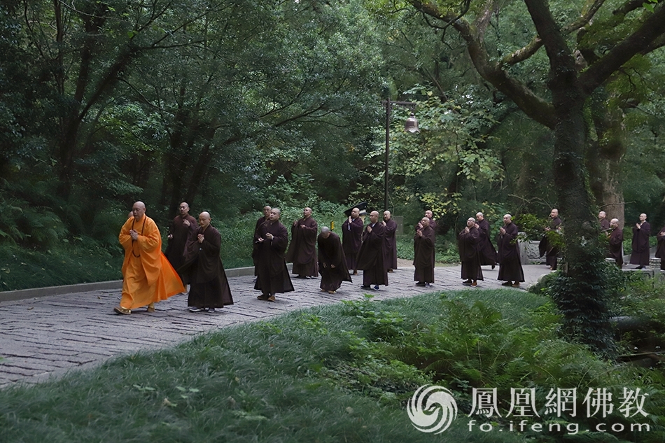 道慈大和尚带领普济禅寺大众朝礼佛顶山(图片来源:凤凰网佛教 摄影:普陀山佛教协会)