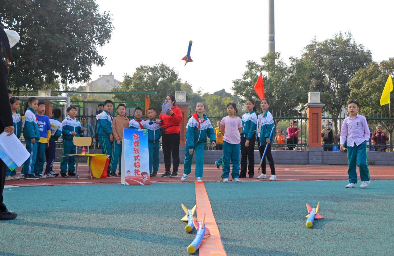 2021年11月3日,安徽省合肥市庐江县城南小学学生在参加投掷软式标枪