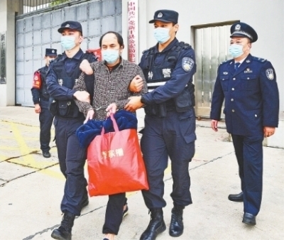 10月29日，潜逃27年的职务犯罪嫌疑人谢双燕在江西省吉安市新干县被缉拿归案，押解回汉。