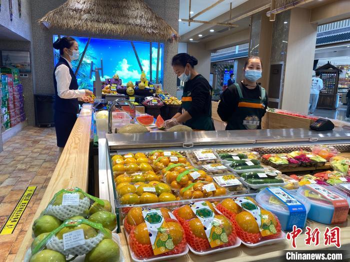 升级后的巢湖服务区. 吴兰 摄