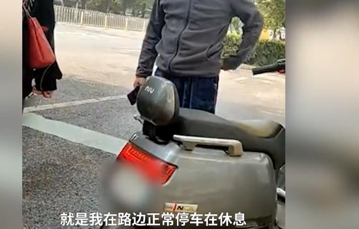 武汉两电动车剐蹭男子怒摔女子手机离开 目击者：女子已报警