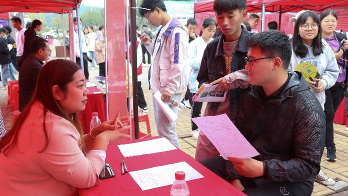 南昌市10万人才来昌留昌百场校招江西师范大学科学技术学院专场招聘会举行