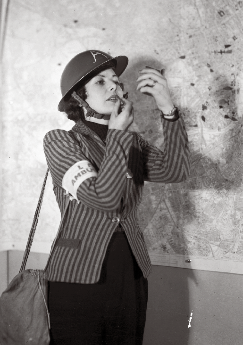 第二次世界大战期间一名英国女士在涂抹口红.