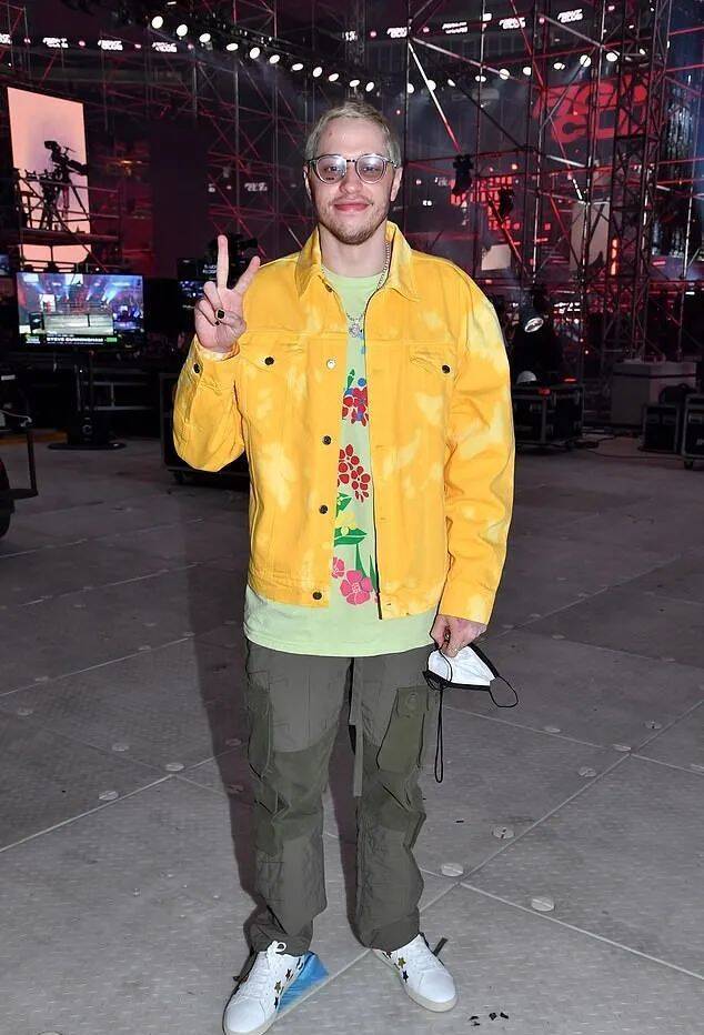 10分钟前,27岁的《周六夜现场snl》喜剧人皮特·戴维森(pete davidson