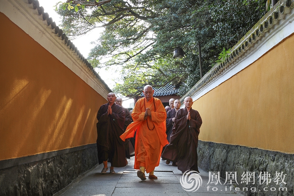 道慈大和尚率众抵达佛顶山(图片来源:凤凰网佛教 摄影:普陀山佛教协会)