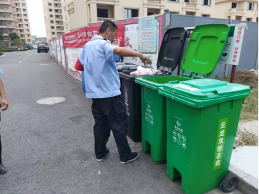 小区物业和志愿者桶边督导