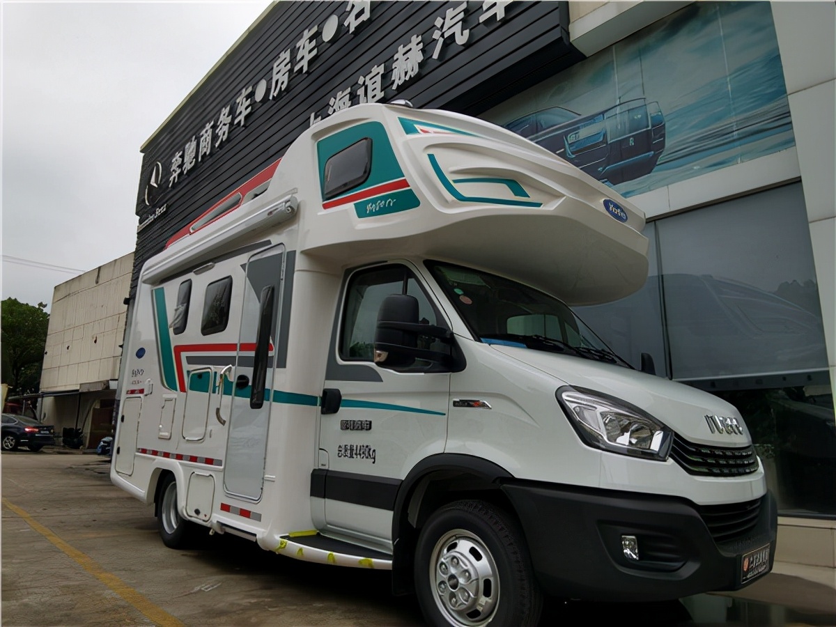 21款亚特双拓展房车额头依然是亚特房车特有的动感设计,层次分明的