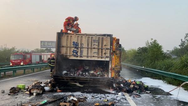 谁快递没了？货车高速侧翻起火 快递大部分被烧