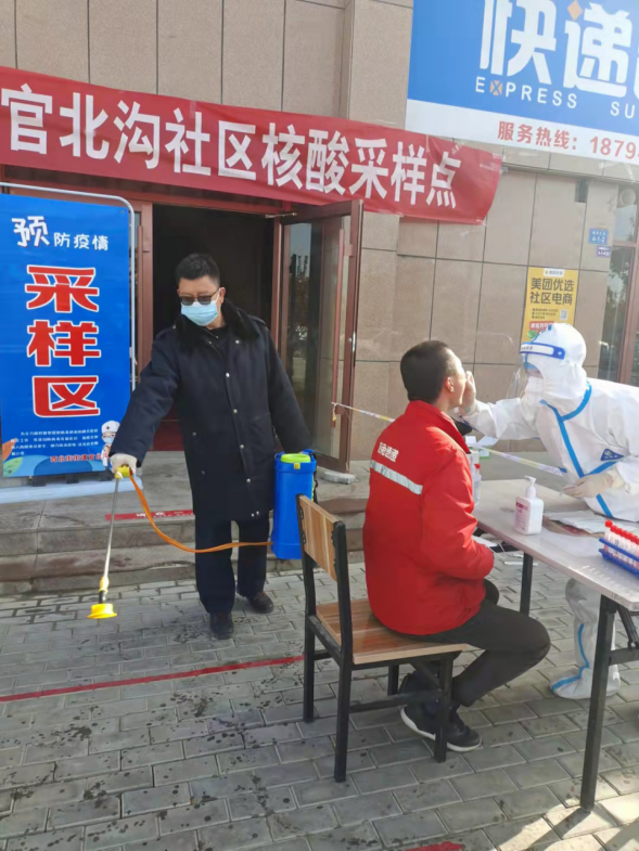 李利辉在采样现场加大每日消杀频次