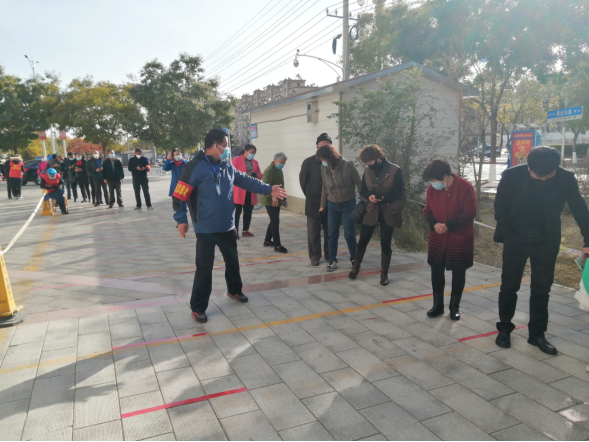 郝宝宏引导群众按照间隔1米排队等候