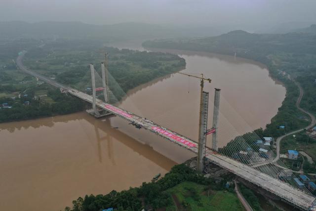 合安高速渠江特大桥和嘉陵江特大桥成功合龙。