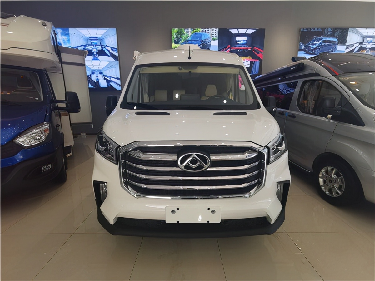 上汽大通v90短轴中顶房车,还能满足多人出行需求