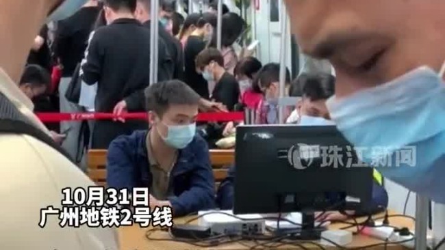 广州地铁车厢内“惊现”带桌办公