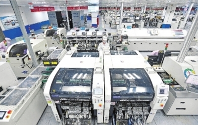 经过智能化技术改造后，武汉格力工厂控制器智能化新生产线可减少工人50～80人，效率提升15%。