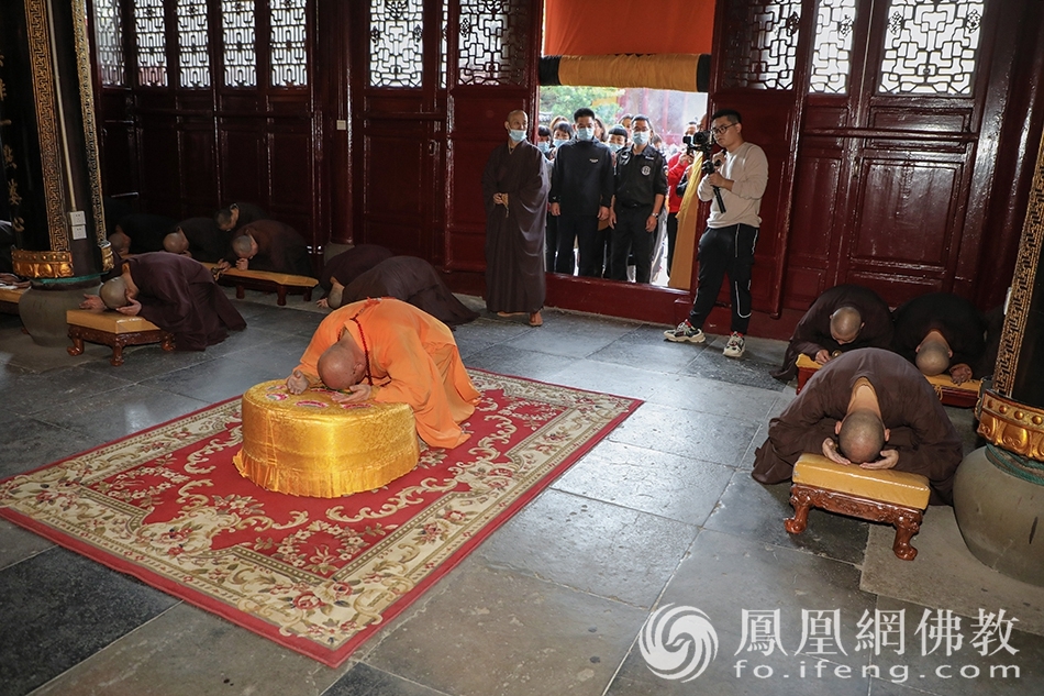 道慈大和尚带领大众为众生祈福、普皆回向(图片来源:凤凰网佛教 摄影:普陀山佛教协会)