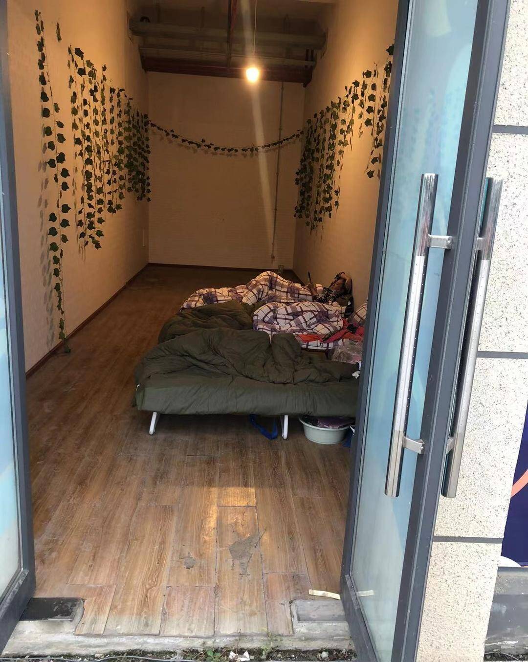 ▲部分滞留人员被安排的住所。