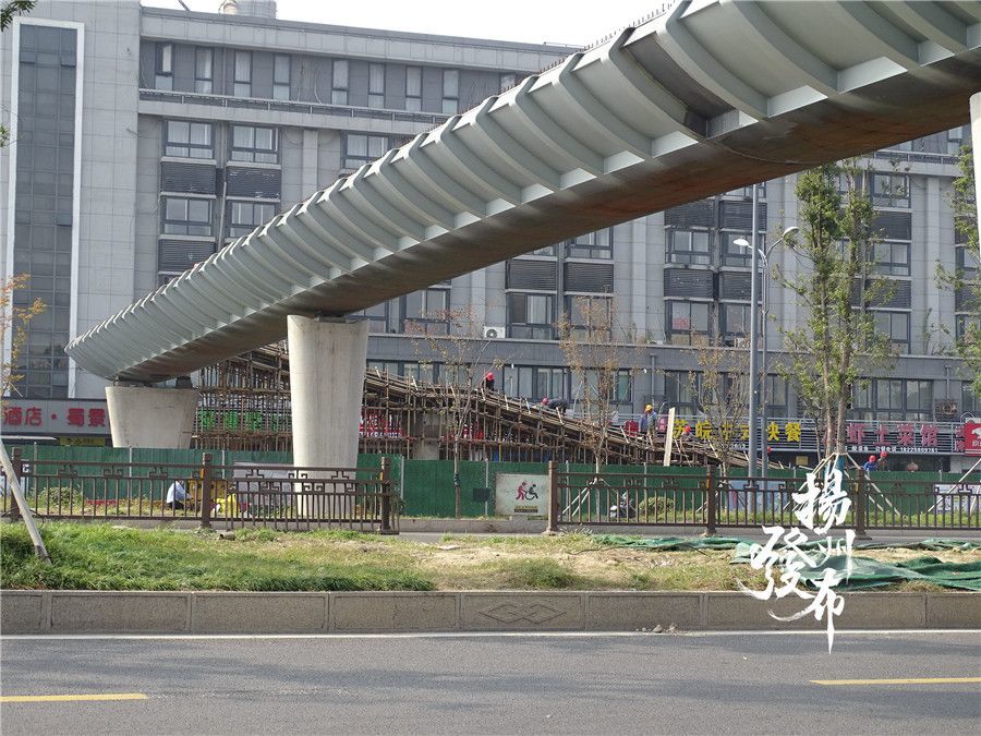 记者11月4日在扬子江北路采访时看到,扬子江路第四座人行天桥桥墩施工