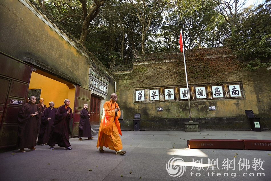 道慈大和尚率众抵达慧济禅寺(图片来源:凤凰网佛教 摄影:普陀山佛教协会)