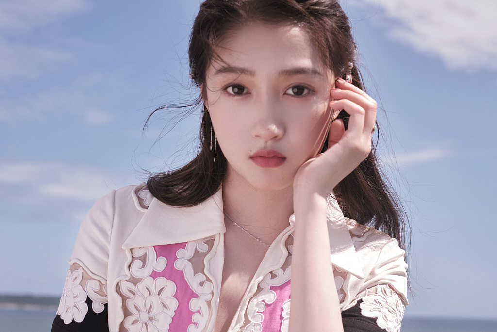 关晓彤晴天大片清丽脱俗粉白蕾丝碰撞甜美氛围