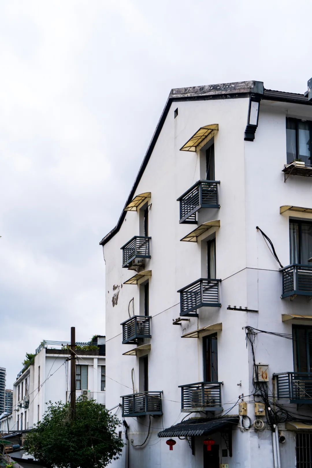 小路两旁的民居大多保留自80,90年代,2-4层的小洋楼,装上不久的空调架