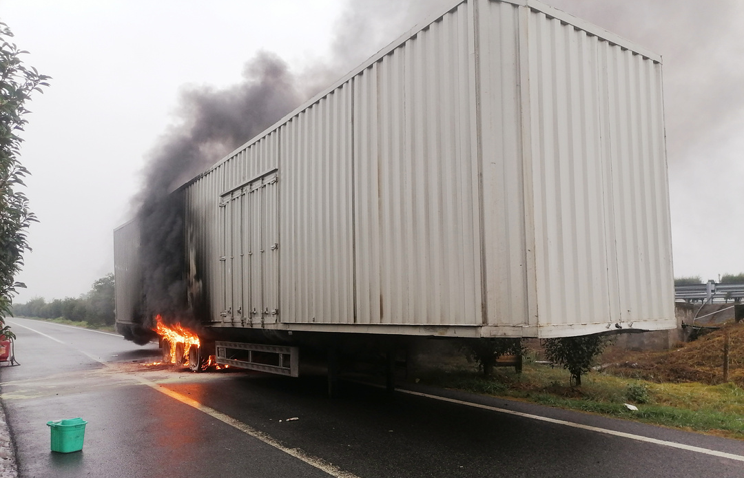 你的快递可能被烧了!大广高速赣州龙南境内一快递车起火