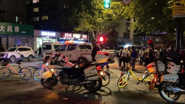 现场直击：上海同仁医院核酸检测排队人数过千，门口道路封闭