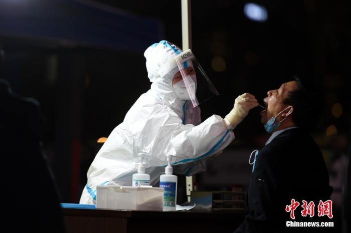 医护人员为居民做核酸检测。中新社记者 何蓬磊 摄