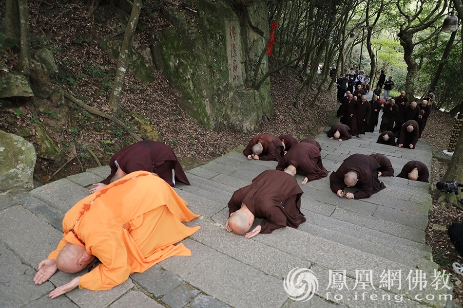 大众师经过香云古道上的“佛选名山”石(图片来源:凤凰网佛教 摄影:普陀山佛教协会)
