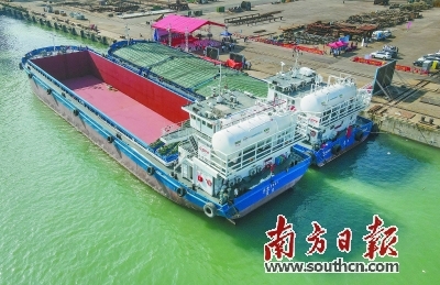 “绿色珠江”两型 首制船在穗交付