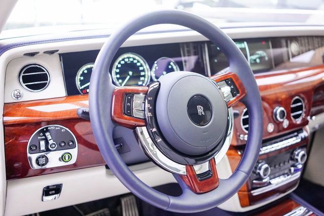 劳斯莱斯幻影加长版方向盘的轻易,以及油门和刹车的及时响应,都使得这