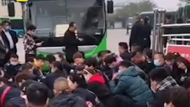 8个月没发工资！河南平顶山公交司机集体停运讨薪