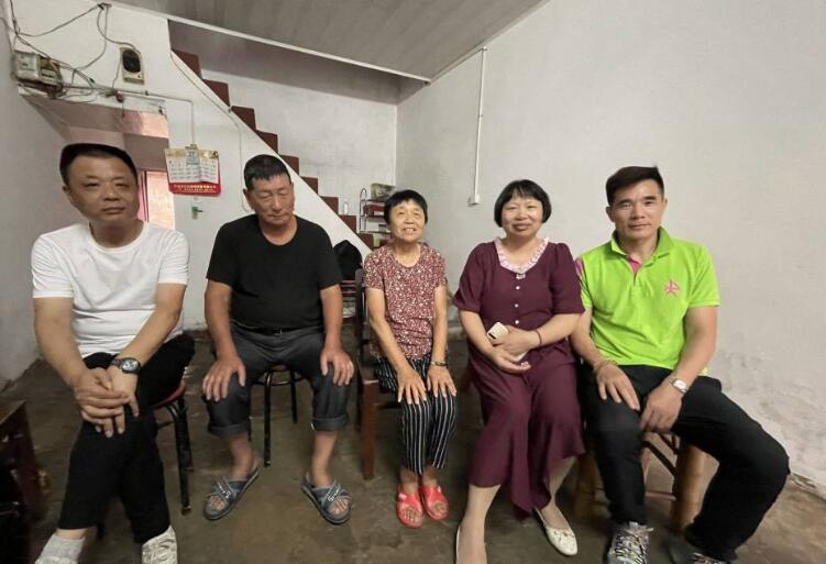 杨倩的家人们和虞教练合影