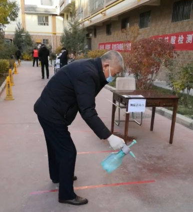 王海泉在检测点做消杀工作