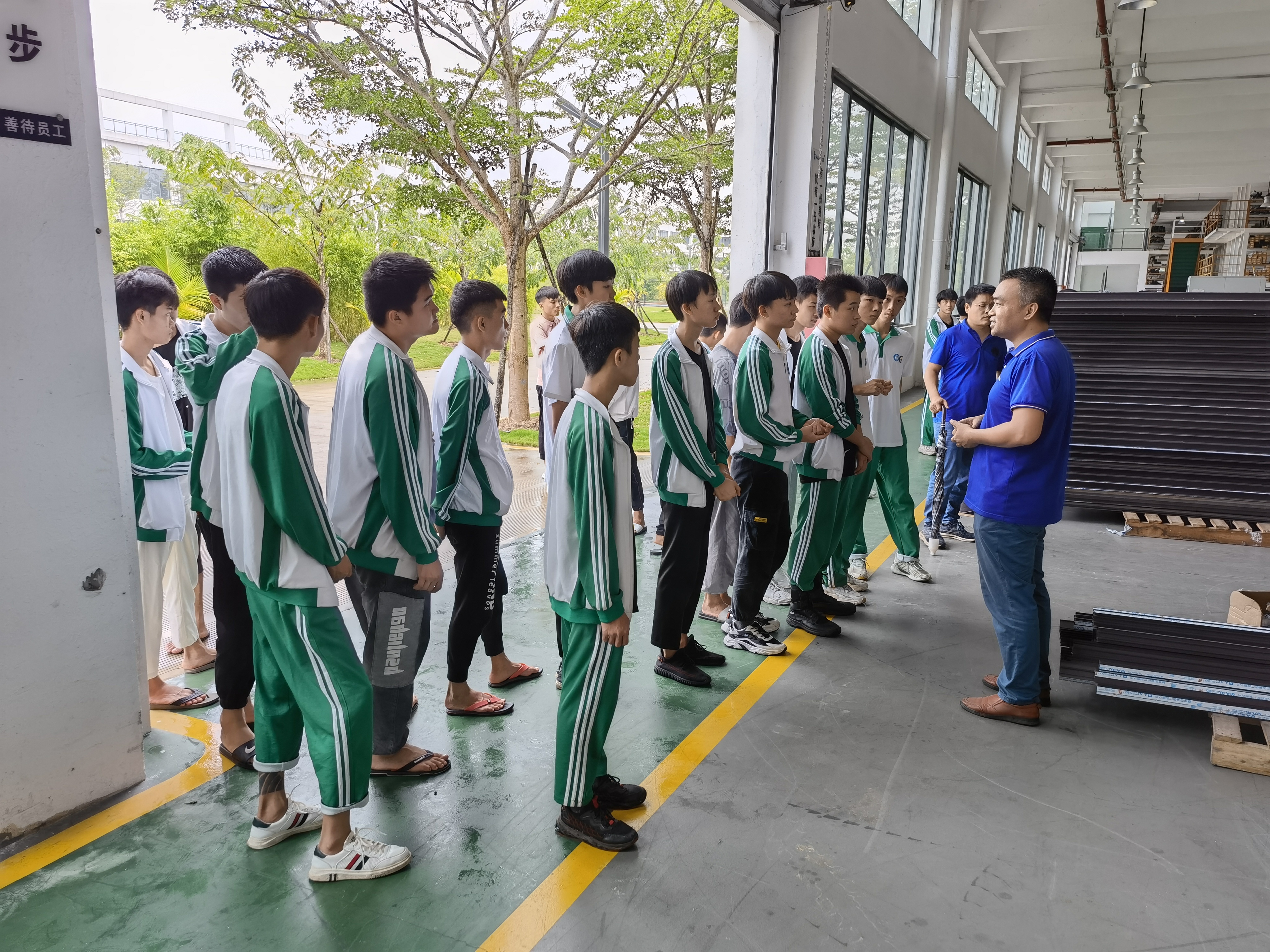 在生产基地,学生们先后参观了企业食堂,宿舍,厂区,车间及生产工艺流程