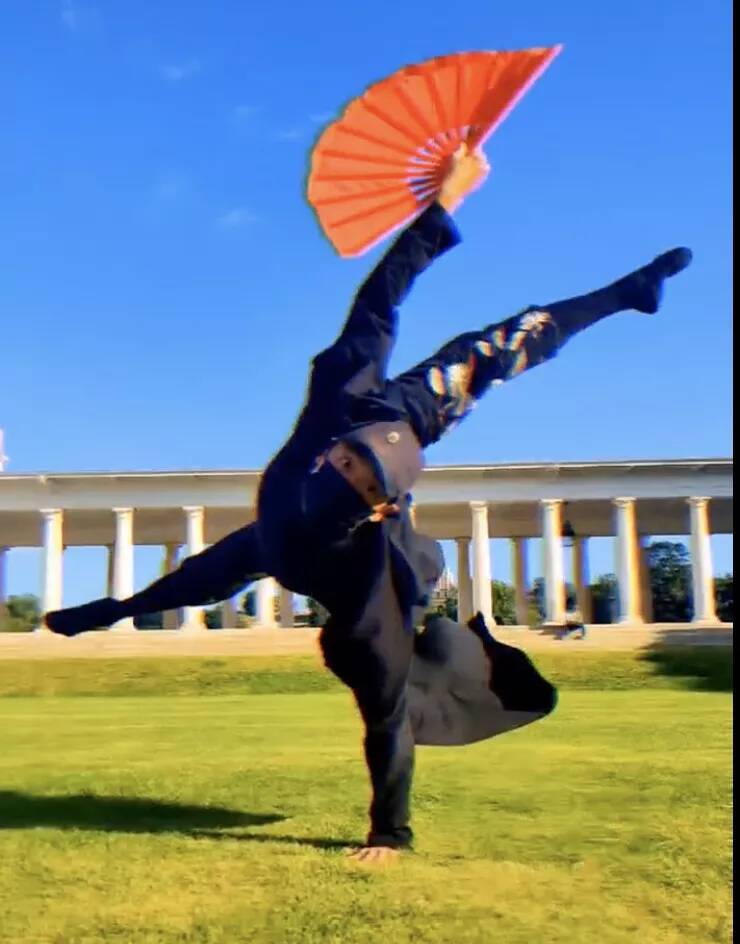 当然,最吸引人的还是小哥哥的舞蹈.