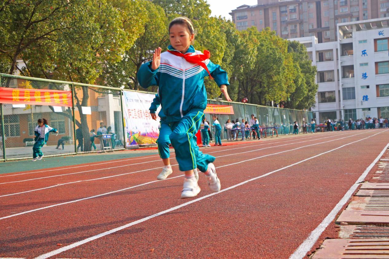 2021年11月3日,安徽省合肥市庐江县城南小学学生在参加60米短跑比赛
