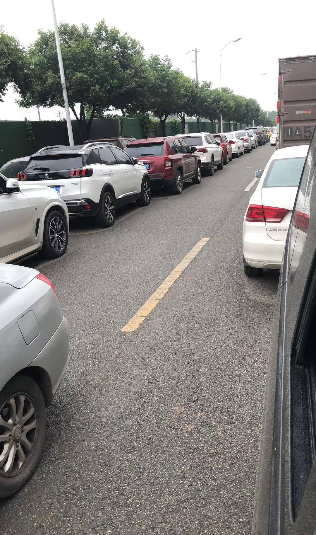 ▲芮先生从车里往外看到的场景。