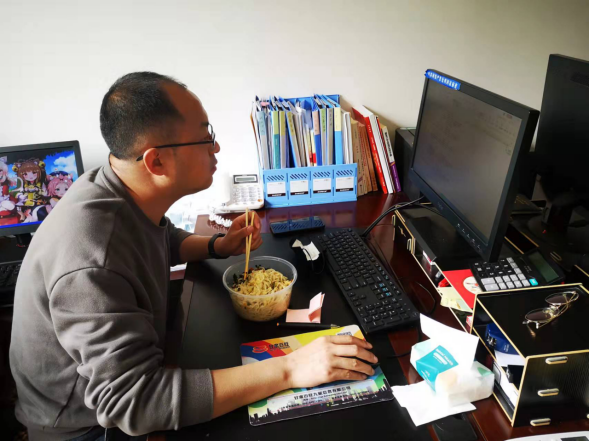 王明维加班加点统计每名干部值守具体采样点，准备配送防疫物资