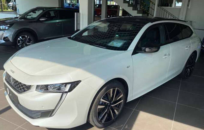 标致508海外实拍搭1.2t引擎/双色车身更显运动-图1