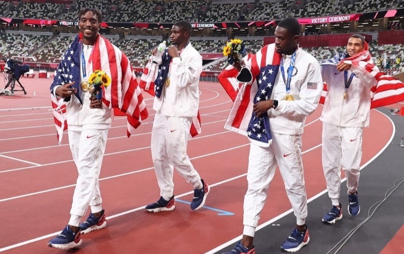 2020东京奥运会田径男子4x400米接力颁奖仪式：美国队夺冠