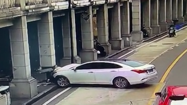 女子穿高跟鞋开车撞上立柱 殃及摆摊算命先生