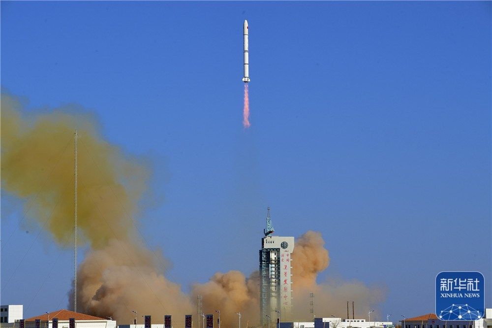 11月3日15时43分，我国在酒泉卫星发射中心用长征二号丙运载火箭/远征一号S上面级，成功将遥感三十二号02组卫星发射升空。卫星顺利进入预定轨道，发射任务获得圆满成功。新华社发（汪江波 摄）
