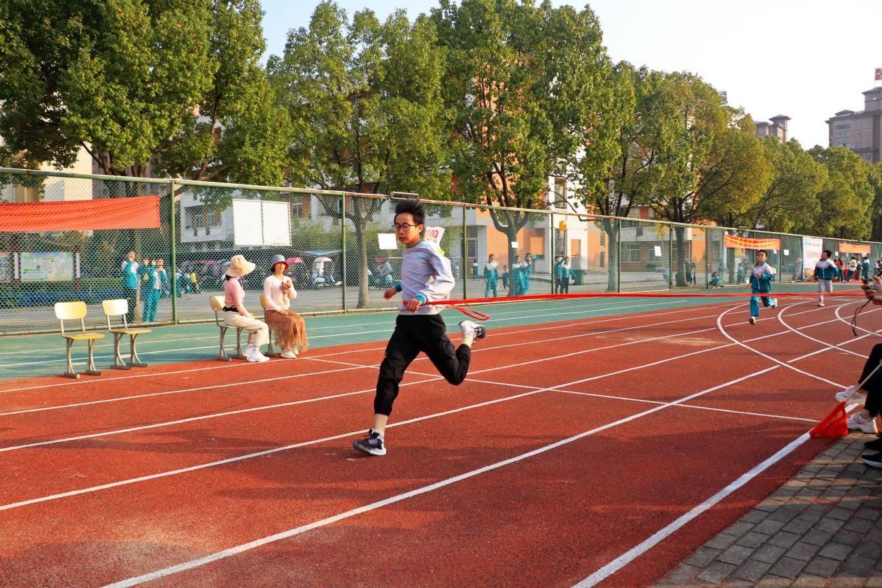 2021年11月3日,安徽省合肥市庐江县城南小学学生在参加60米短跑比赛