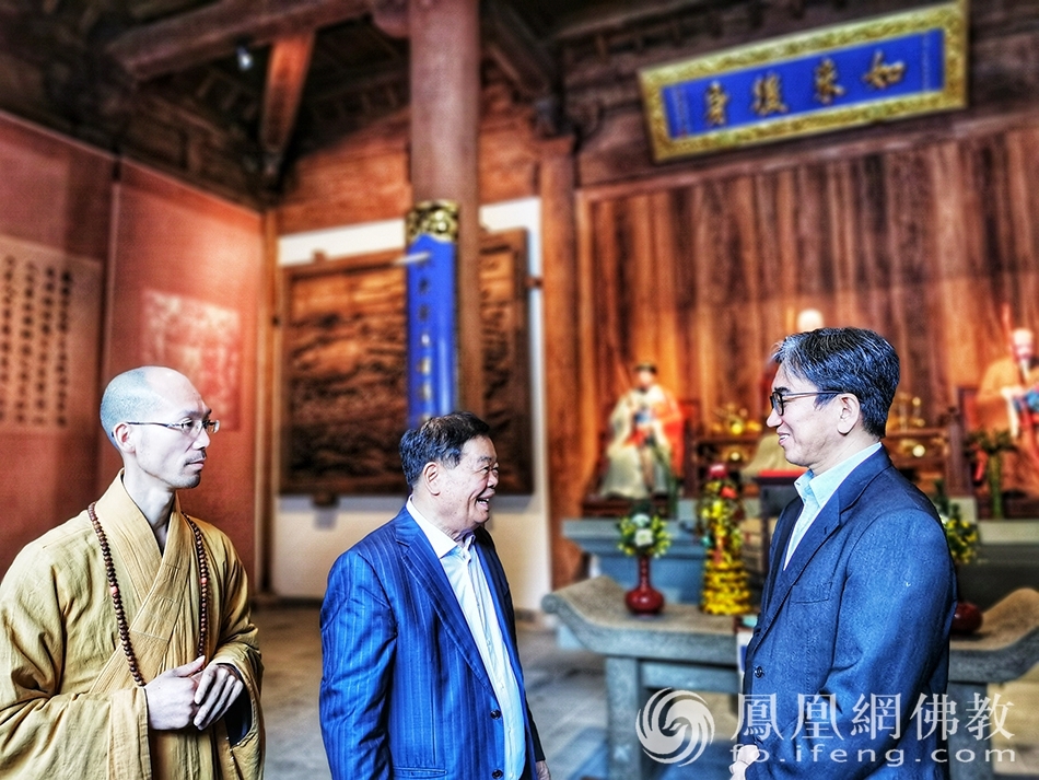 垂秀夫大使在隐元禅师纪念堂与定明法师、曹德旺先生交谈（图片来源：凤凰网佛教）