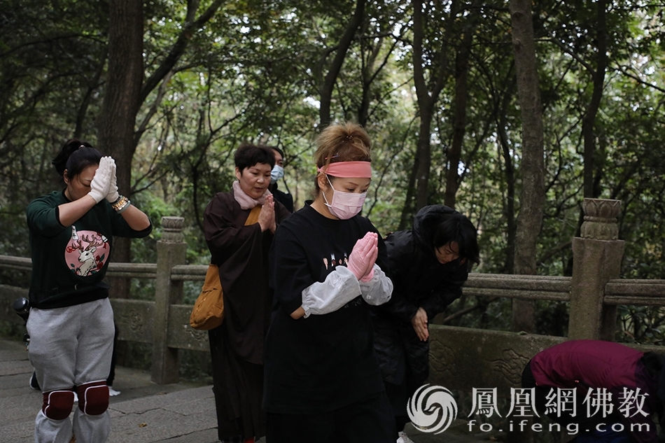 随喜参加的护法居士(图片来源:凤凰网佛教 摄影:普陀山佛教协会)