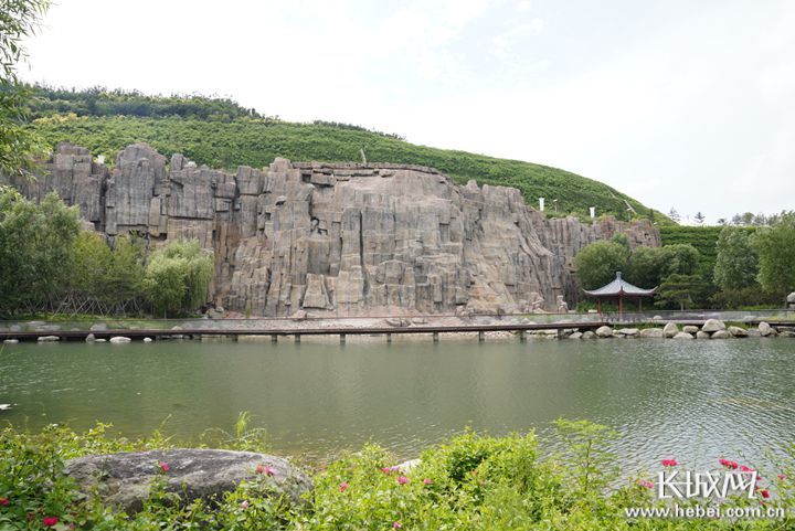 秦皇岛栖云山昔日矿坑经过生态修复，变身一幅美丽的“山水画”。