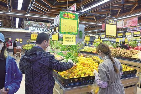 市民在大润发超市选购水果 记者 史晓峰 摄