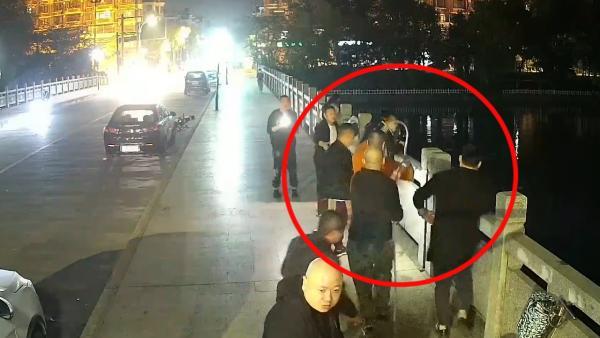 杭州一对男女落水，市民拉水管、扔泡沫箱救起