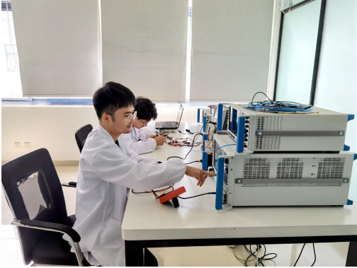 隼波科研人员在做研发测试